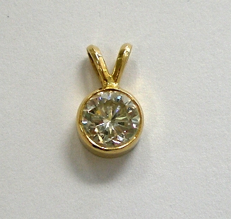Danna's plain diamond pendant