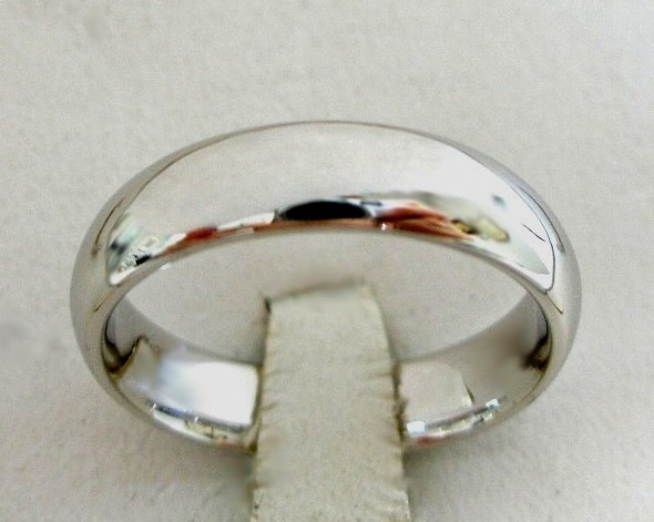 Rhodium finish on whtie gold ring